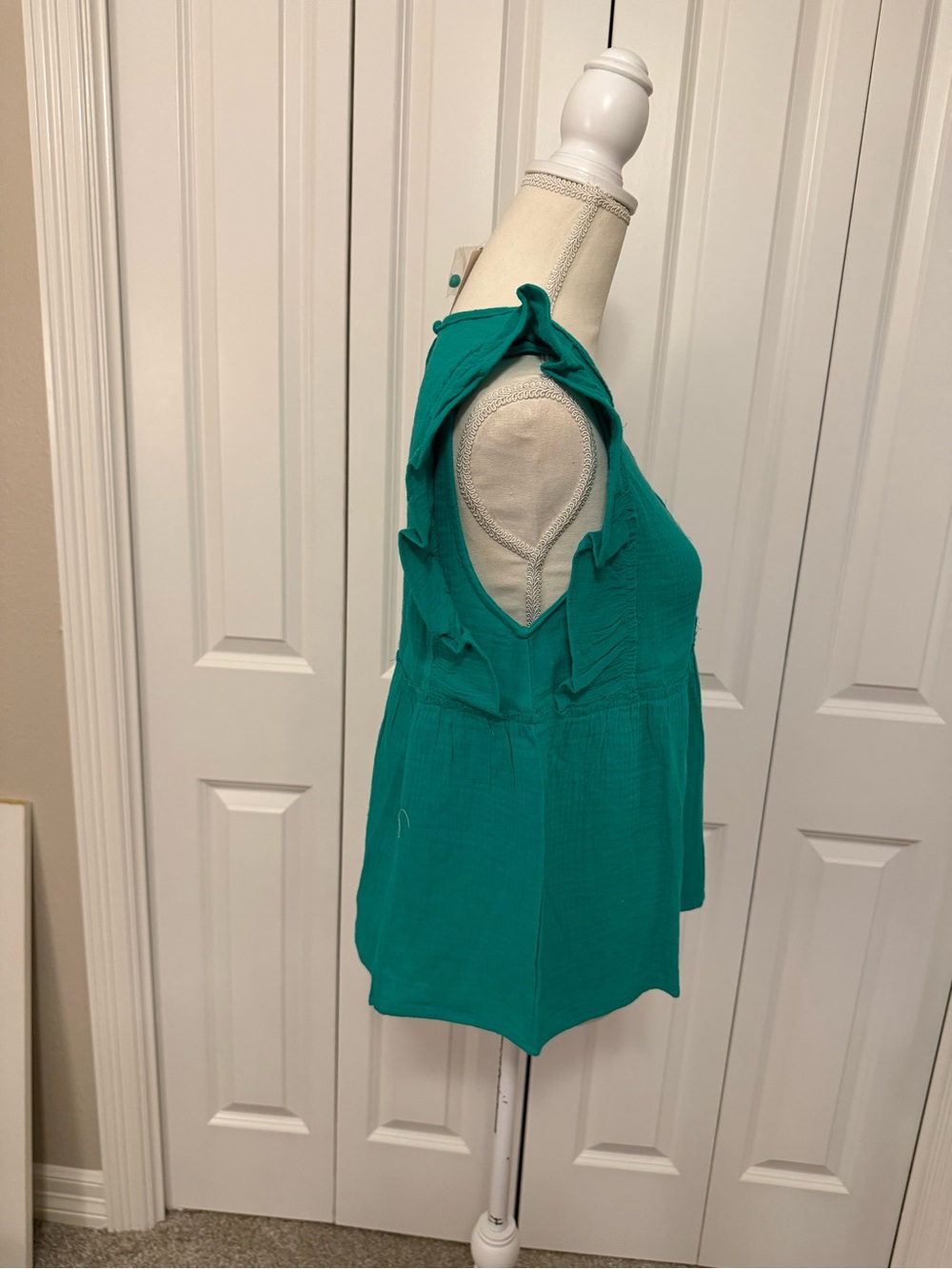 New In Sleeveless Kelly Green Ruffle Peplum Top Size Large NWT - Picture 8 of 15